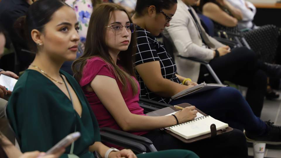 Estudiantes de posgrado del Creson intercambian experiencias de investigación en foro